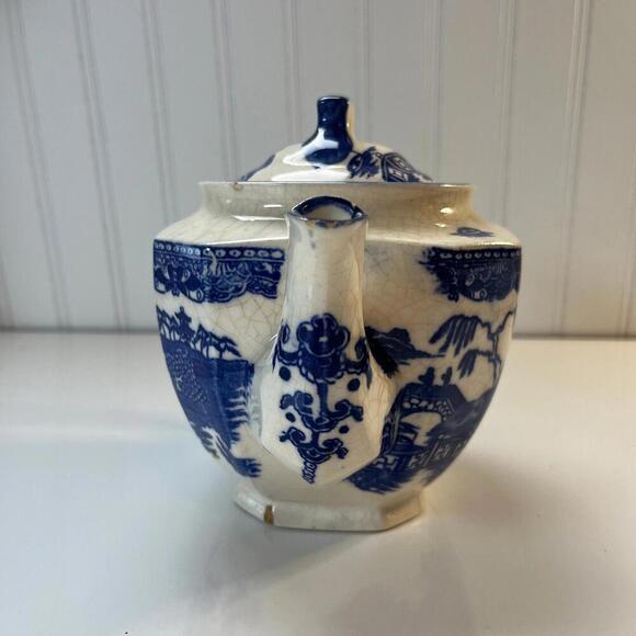 Vintage Blue Willow Tea Pot Made In Japan **Decorative not for use Please READ** - Picture 5 of 9